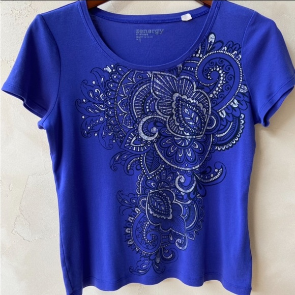 ZENERGY by CHICO’S Women's Short Sleeve Pattern Studded Shirt Purple Sz 1 (M/8) - Picture 1 of 14